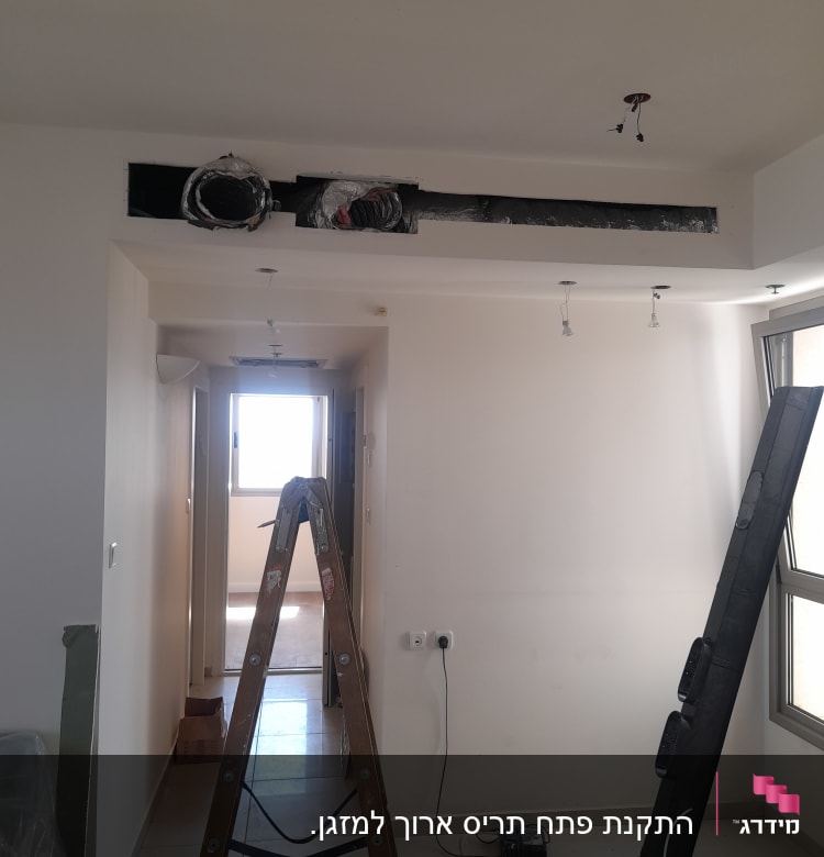 תעלות מיזוג אוויר בתקרת גבס עם סולם וכלים